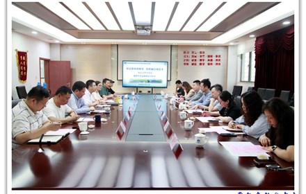 “校企联袂育桃李 技教融合琢匠才”校企合作交流会曁现代学徒制班签约仪式