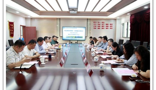 “校企联袂育桃李 技教融合琢匠才”校企合作交流会曁现代学徒制班签约仪式
