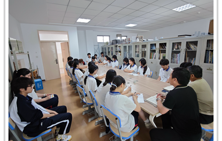 反思过去 学会自律 提升自我 ——记服艺部“润心”德育班成员学期总结座谈会