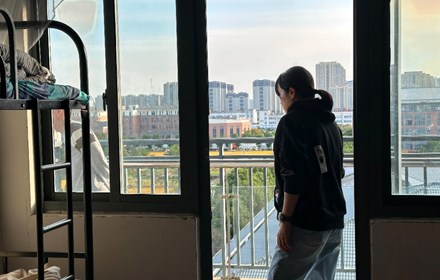 关心新生寄宿生住宿环境，促进学生良好生活习惯　　　　 ——服艺部组织25级班主任深入宿舍开展实地检查